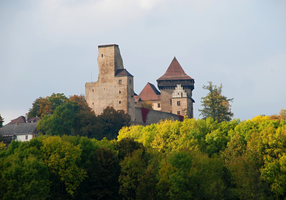 Hrad Lipnice nad Sázavou – gotický hrad na kopci obklopený lesy Vysočiny