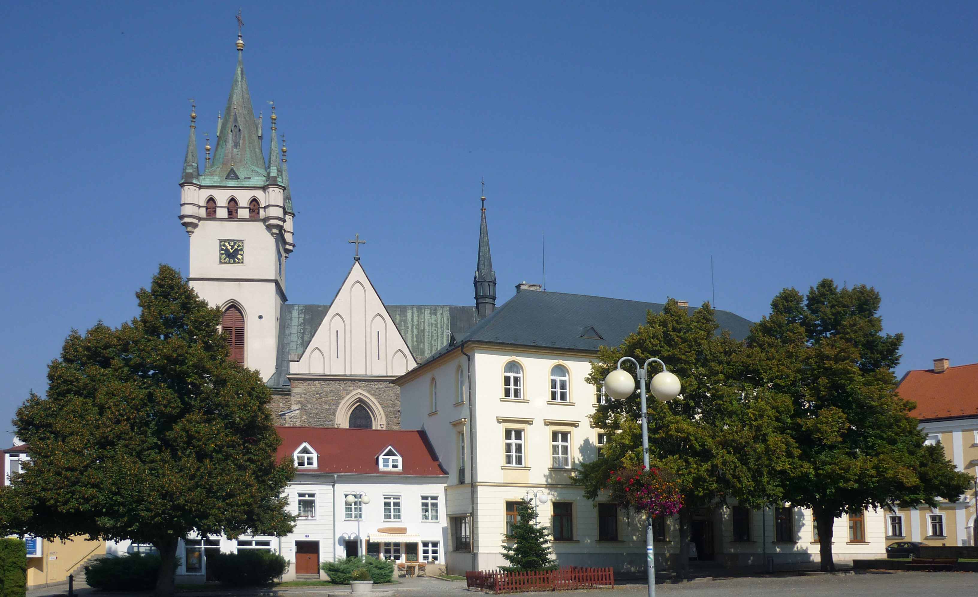Humpolec – náměstí s kostelem sv. Mikuláše a historickými domy v centru města